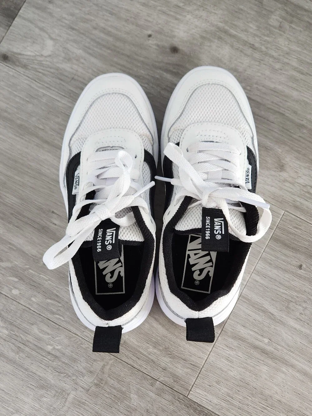 VANS Range Sneaker White/black - Size 1 Youth UNISEX NWOB
